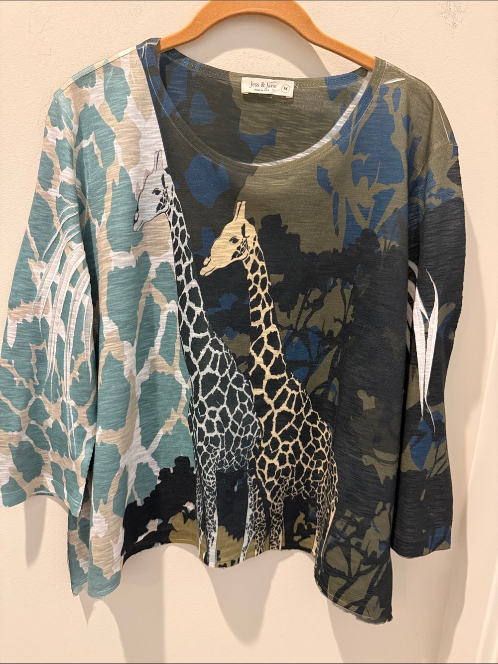 Jess& Jane Blue-Green Safari Giraffe Print 3/4 Sleeve Women’s Top size medium